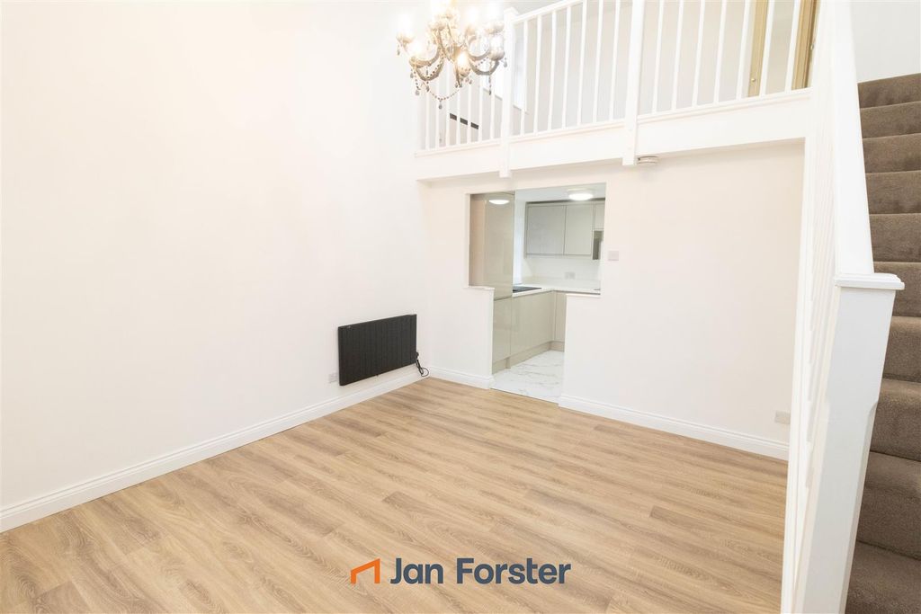 Property photo 3 of 11 Lounge