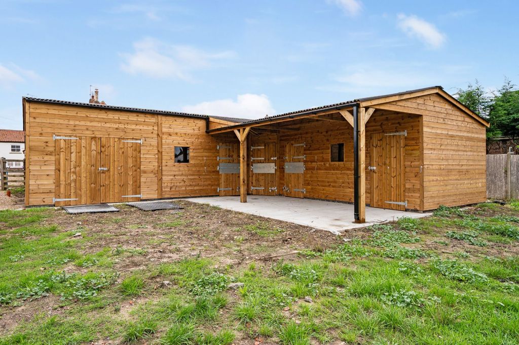Property photo 3 of 21 Outbuildings