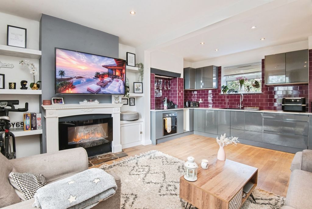 Property photo 2 of 16 Photo