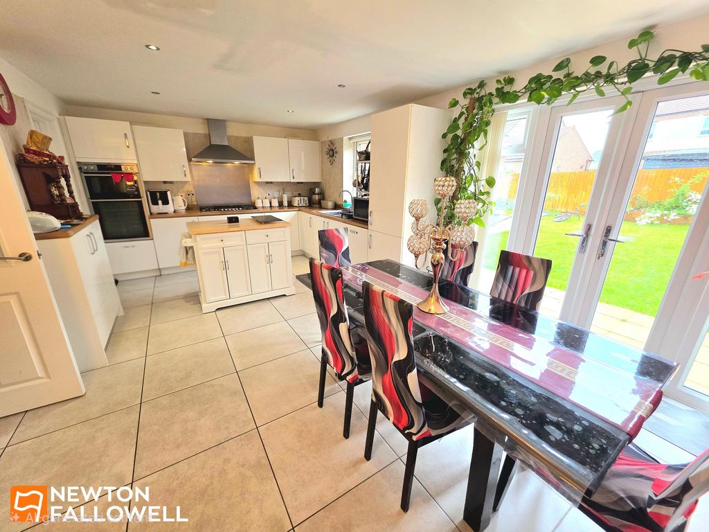 Property photo 3 of 28 Dining Area