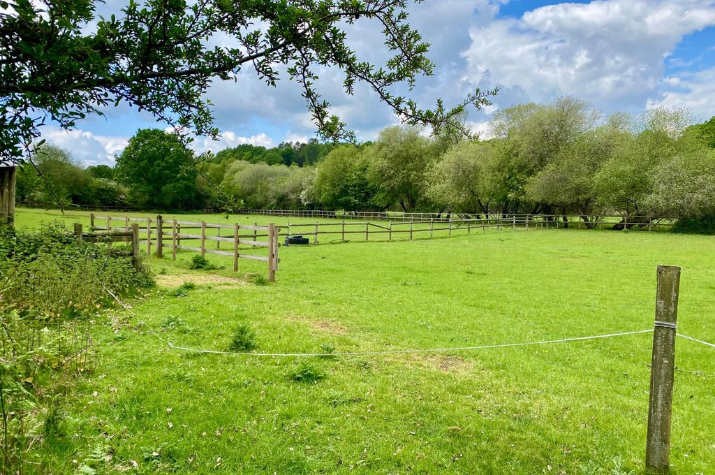 Property photo 1 of 8 Paddock