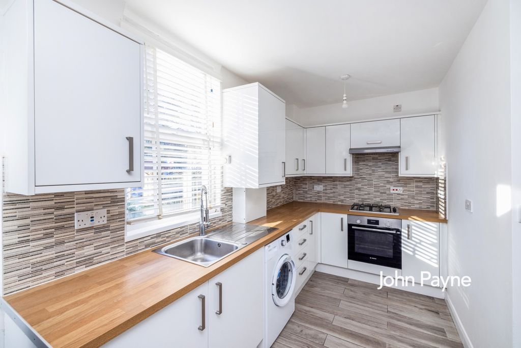 Property photo 3 of 10 Kitchen