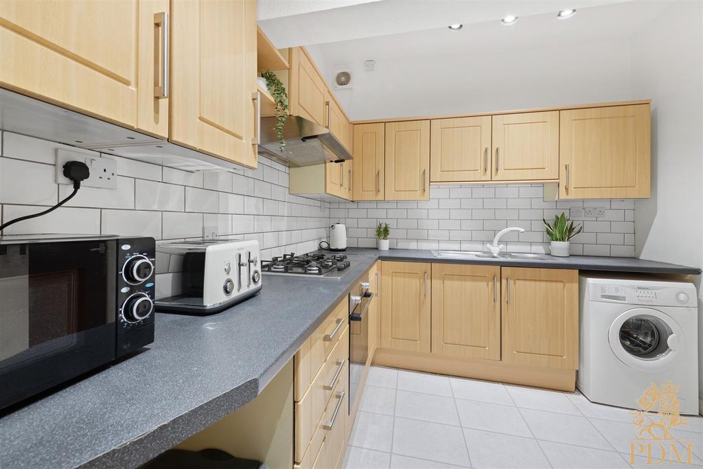 Property photo 2 of 13 124 Portland Road Nottingham Ng7 4Gp