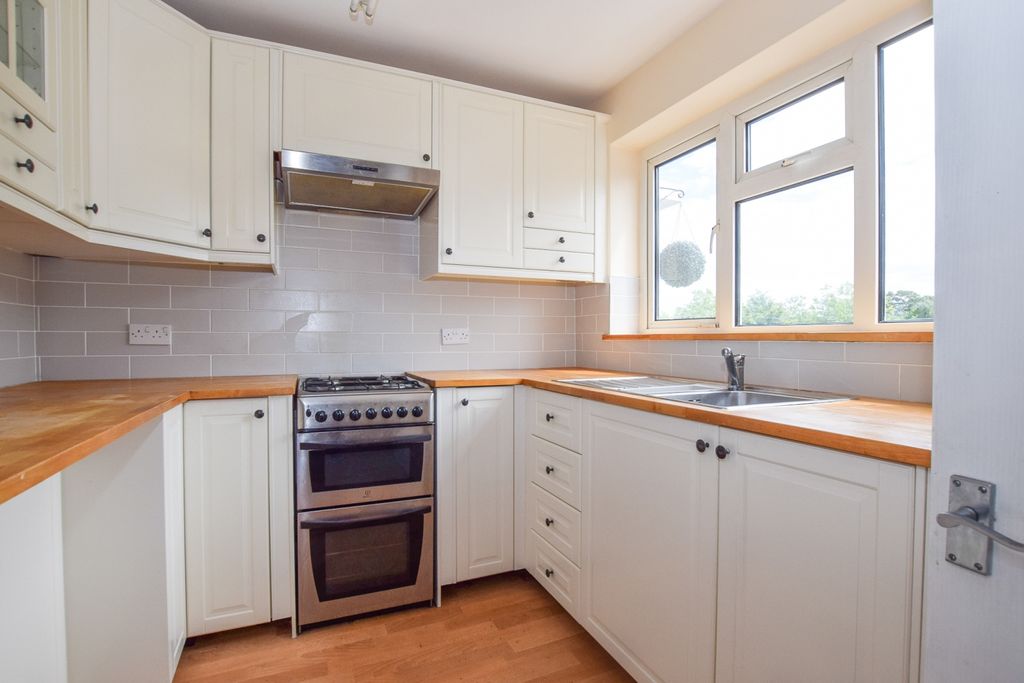 Property photo 2 of 7 Kitchen