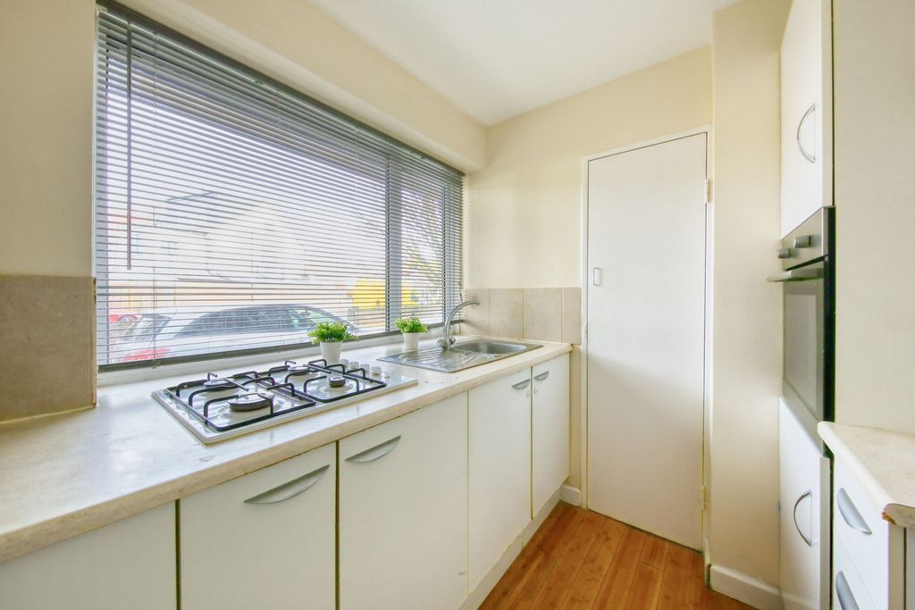 Property photo 3 of 8 Photo 4