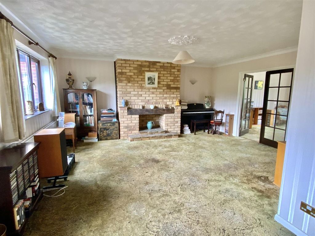 Property photo 2 of 21 Living Room