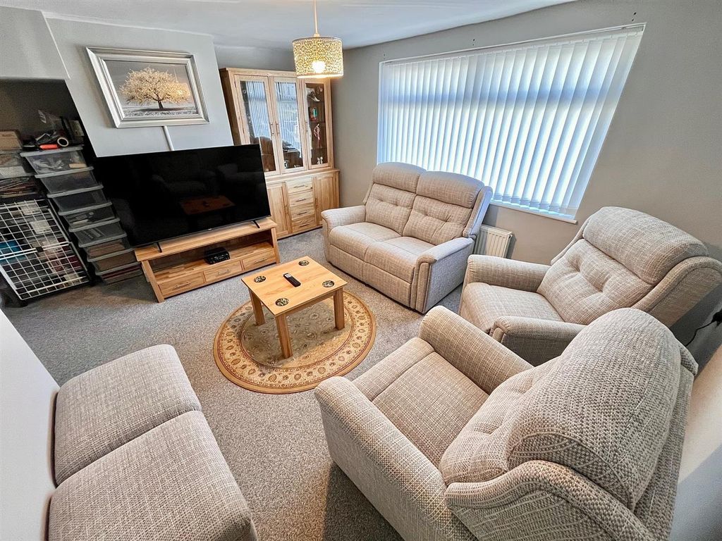 Property photo 2 of 18 Lounge