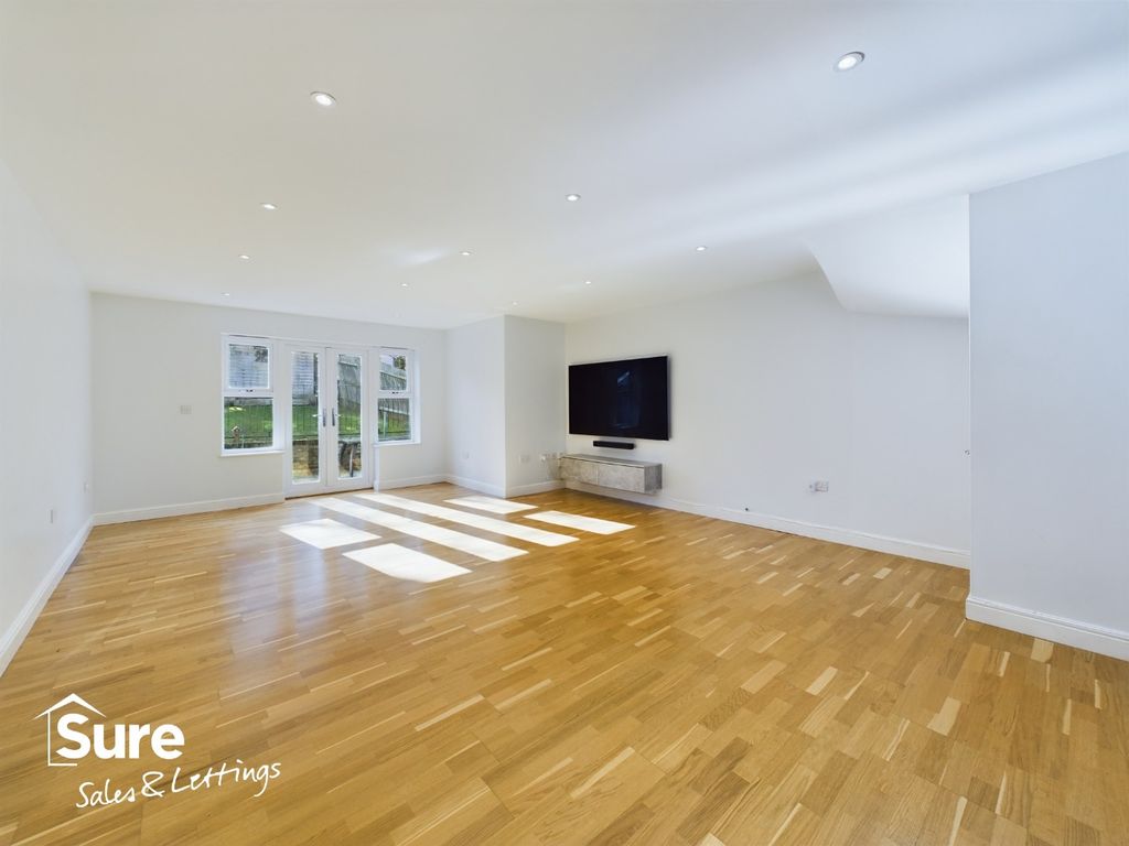 Property photo 3 of 20 3908015