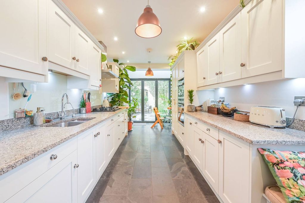 Property photo 3 of 32