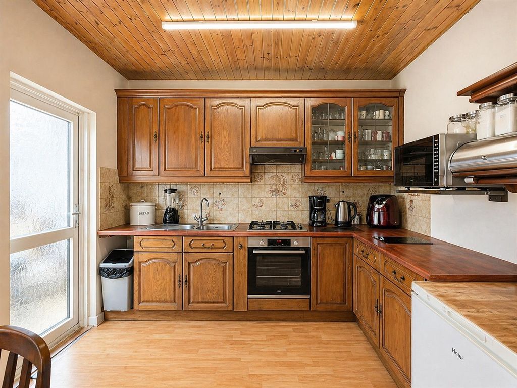 Property photo 2 of 11 Kitchen