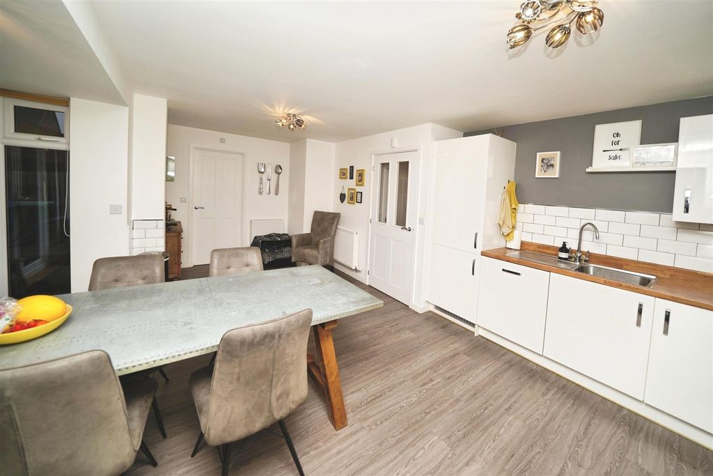 Property photo 3 of 21 Kitchen/Dining Room