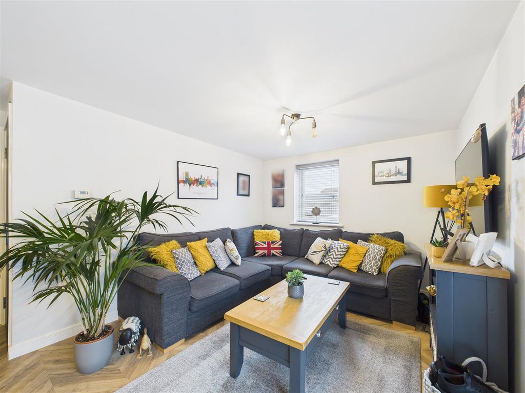 Property photo 3 of 9 Cam03303G0-Pr0235-Still017.Jpg