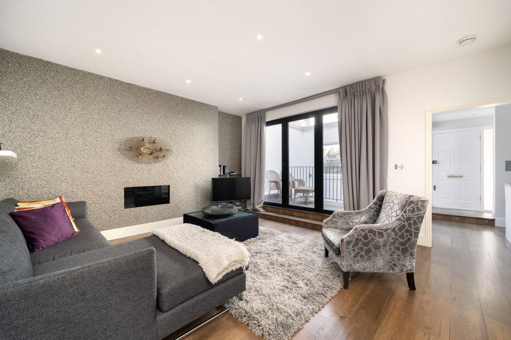 Property photo 2 of 22 Queens Gate Mews