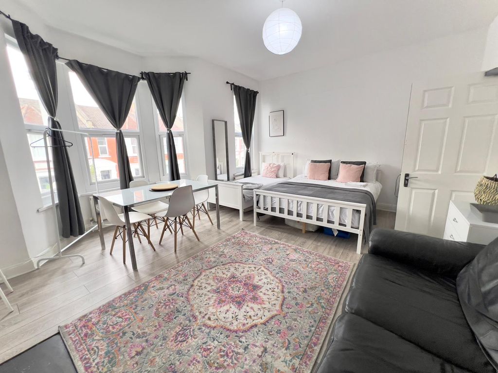 Property photo 1 of 3 Four Bed Terraced To Rent Pennard Road, London W12