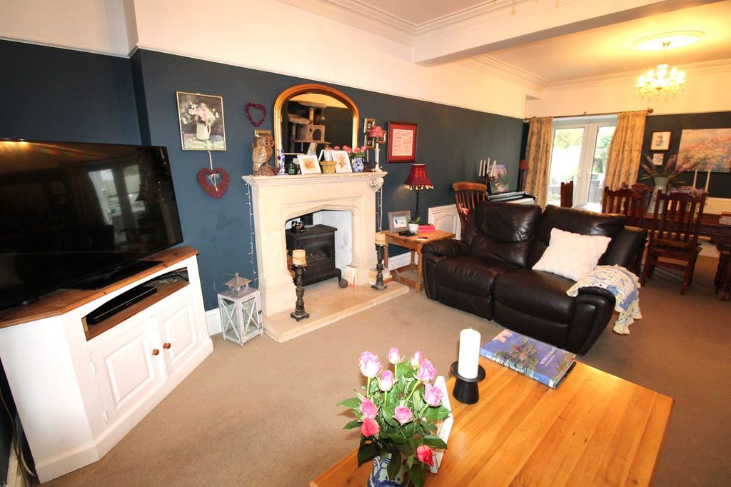 Property photo 2 of 32 Open-Plan Lounge-Diner