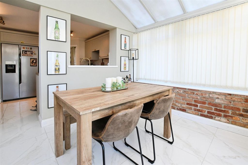 Property photo 2 of 14 Conservatory