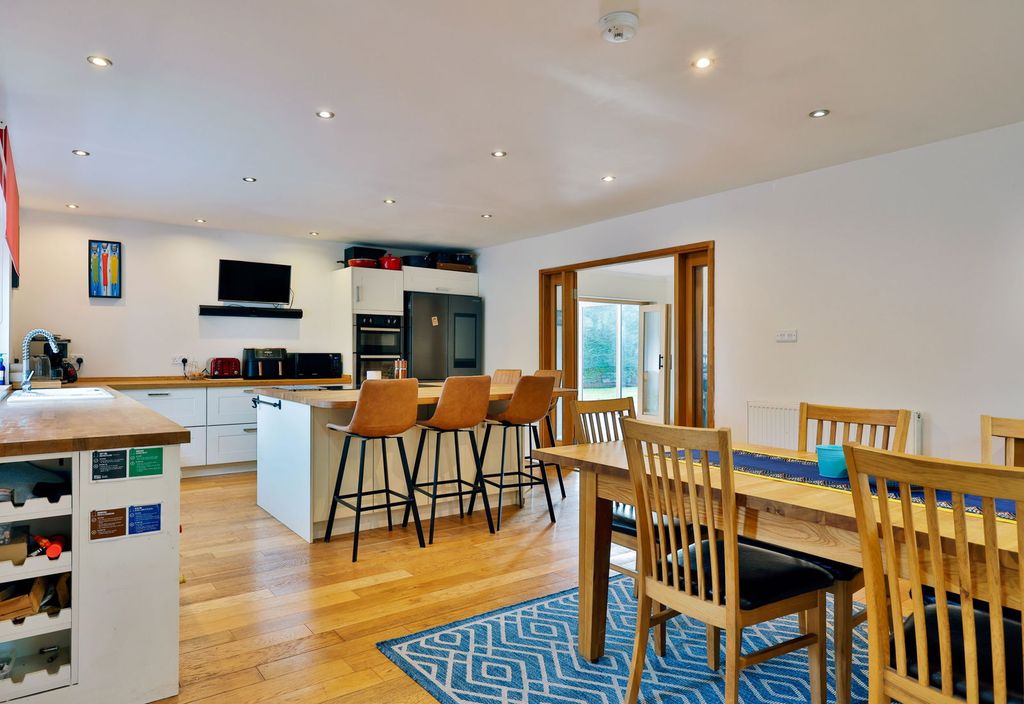 Property photo 2 of 33