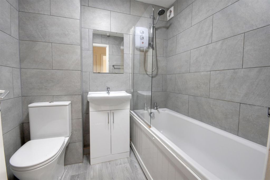 Property photo 3 of 7 Bathroom.Jpg