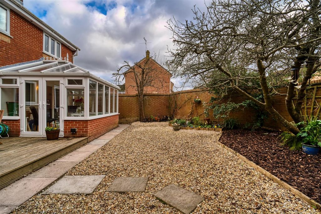 Property photo 2 of 11 Garden