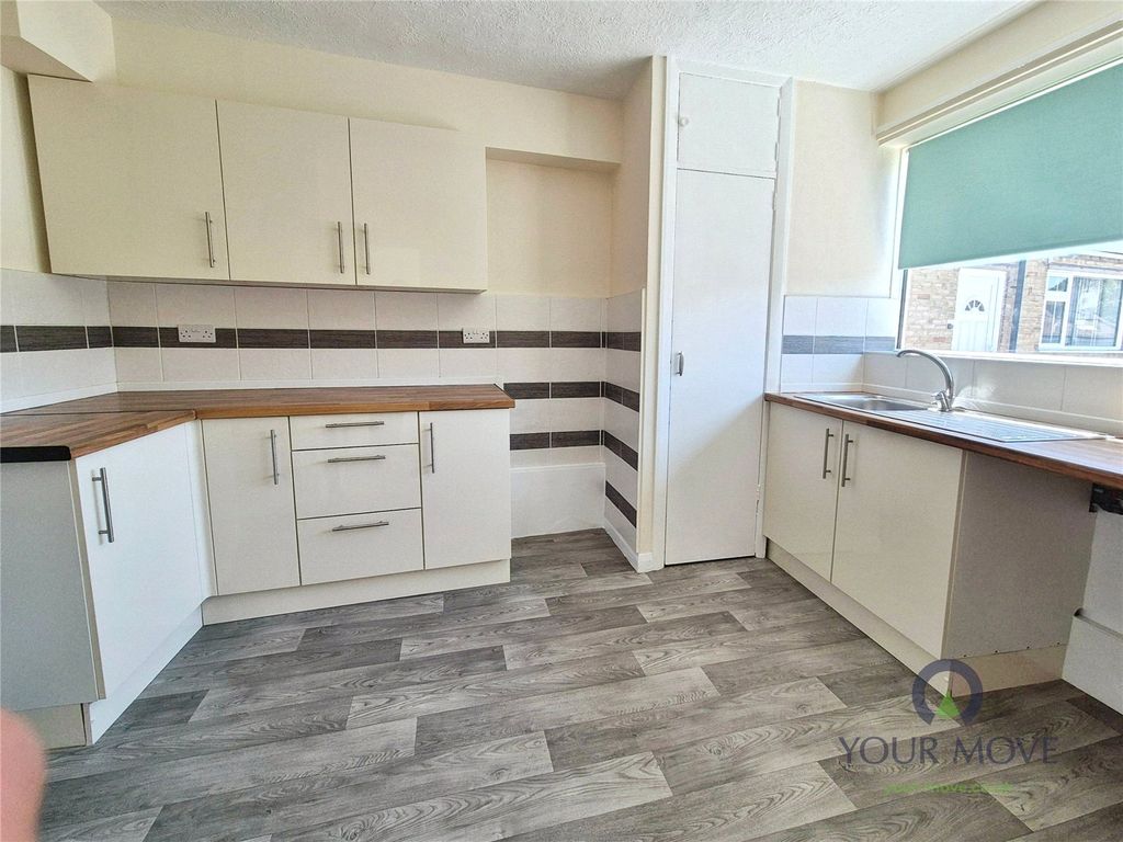 Property photo 3 of 8 Kitchen
