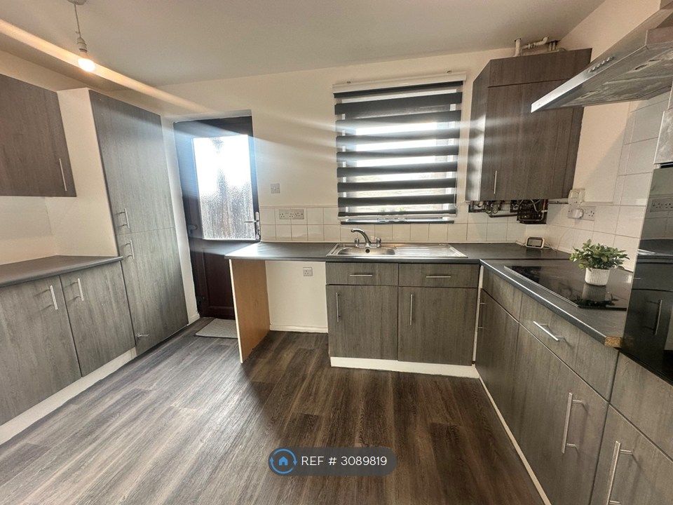 Property photo 3 of 12 Kitchen