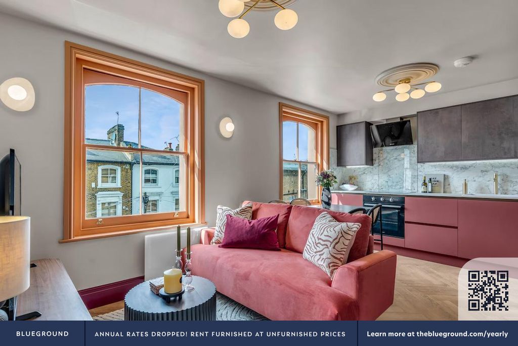 Property photo 3 of 32 Living Room