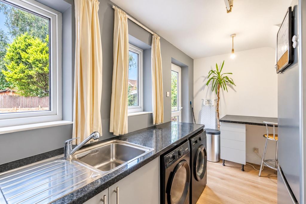 Property photo 3 of 11 Kitchen