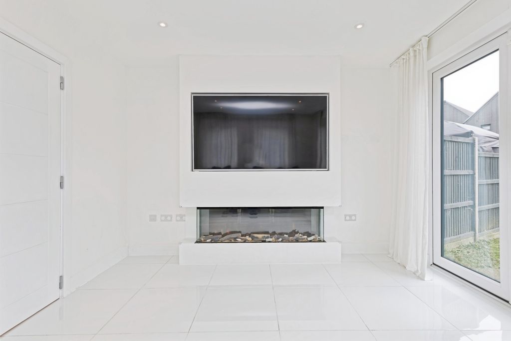 Property photo 3 of 20 Pbox-Img.Jpg