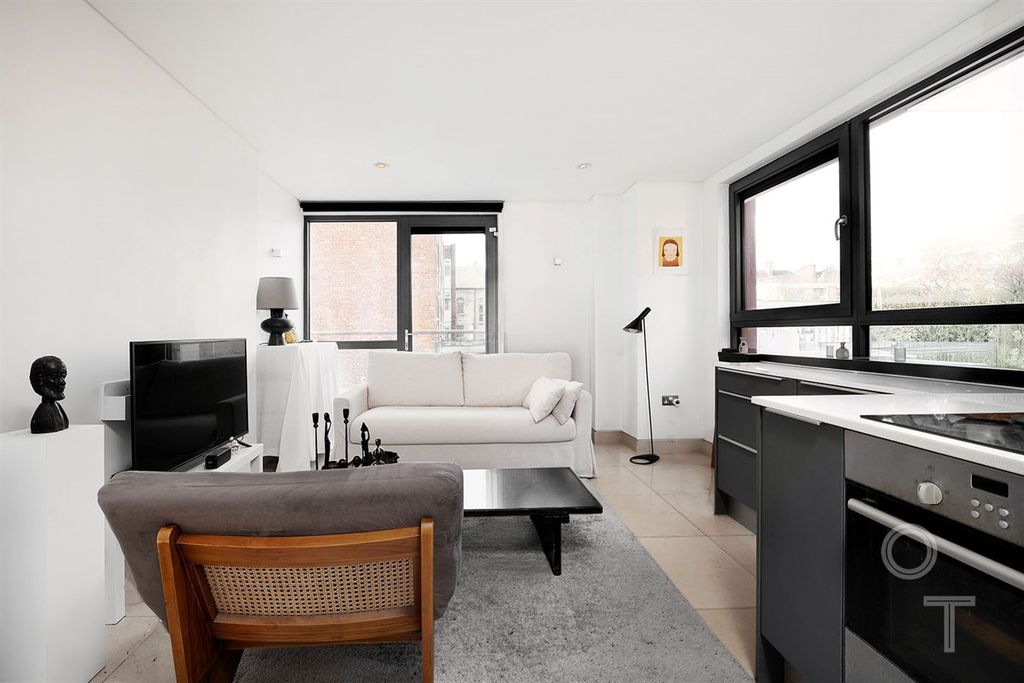 Property photo 3 of 11 Kitchen