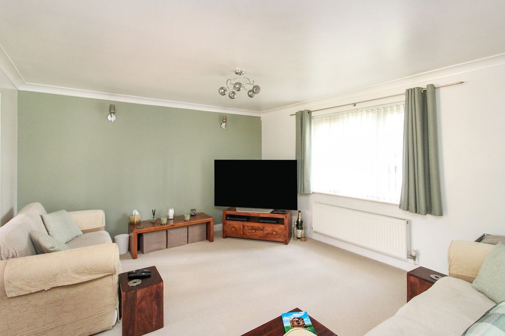 Property photo 3 of 15 Lounge