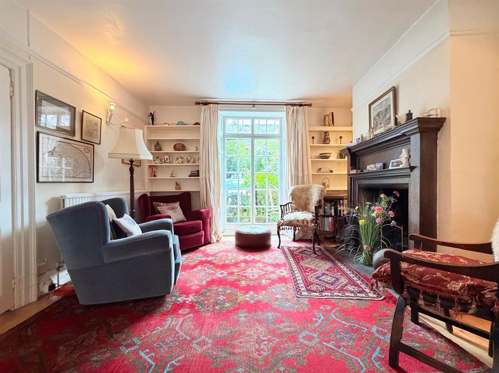 Property photo 3 of 24 Lounge