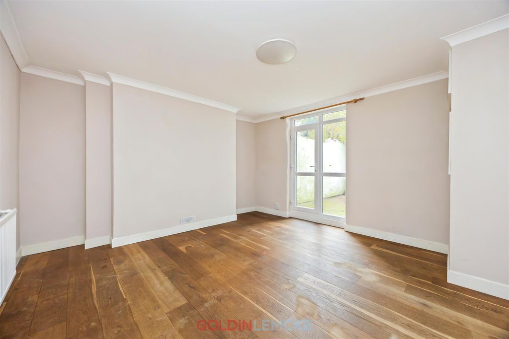 Property photo 2 of 10 Lounge