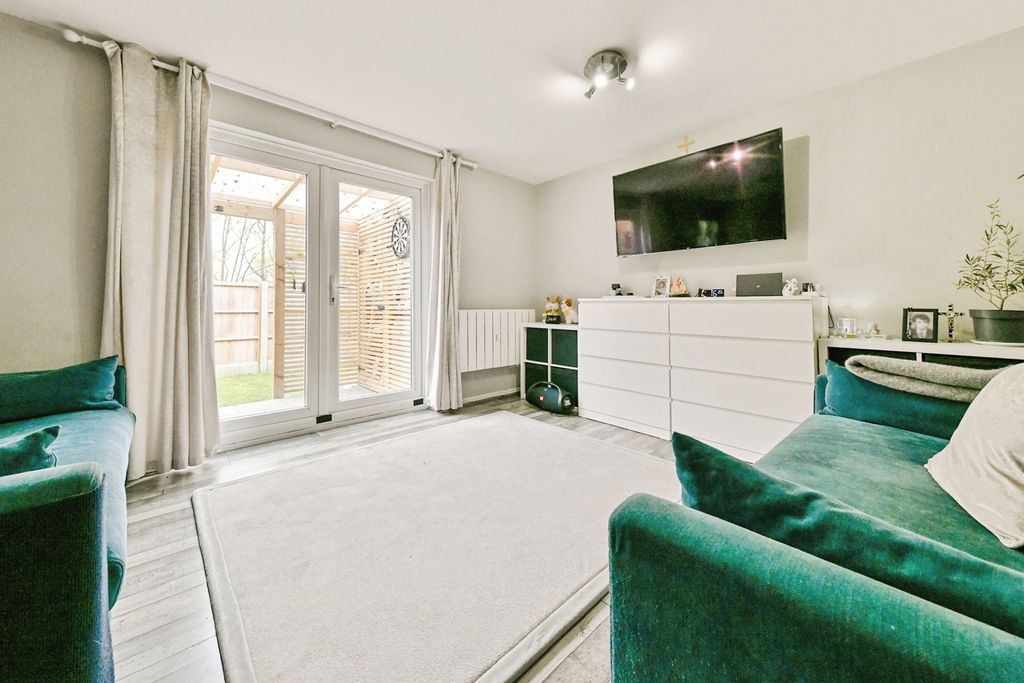 Property photo 2 of 16 Lounge