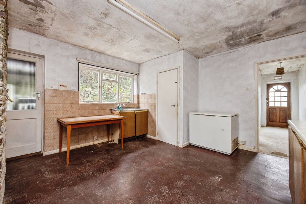 Property photo 3 of 20 Kitchen