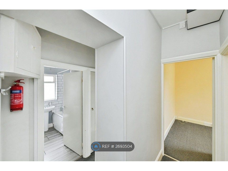 Property photo 3 of 16 Entrance Hall