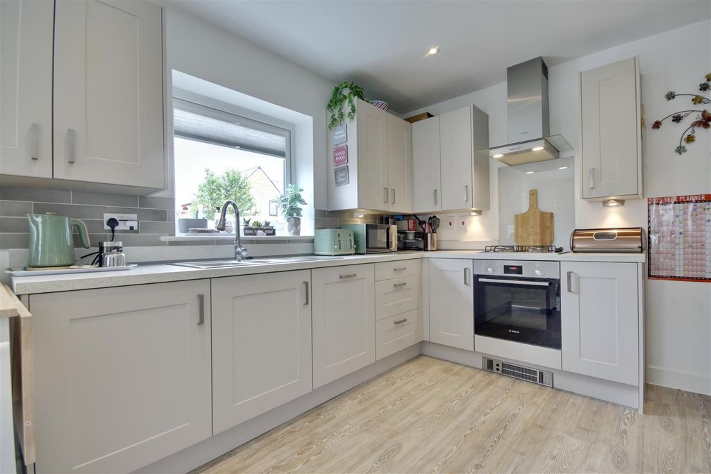 Property photo 3 of 19 Kitchen