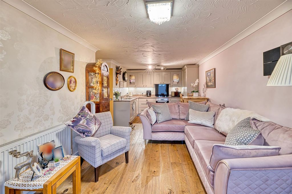 Property photo 2 of 11 Lounge