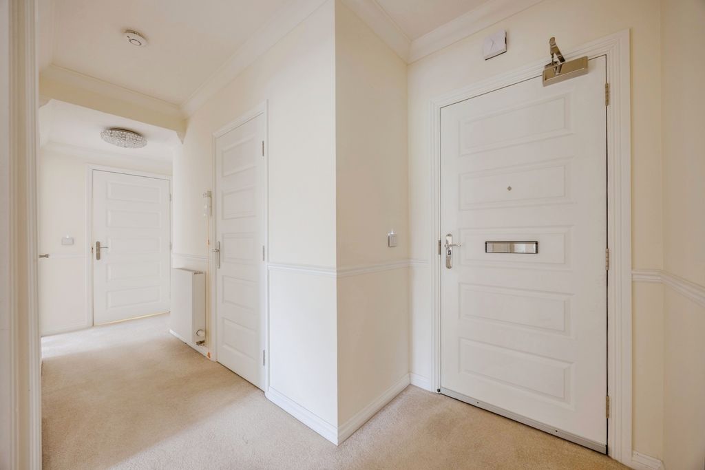 Property photo 2 of 14 Hallway