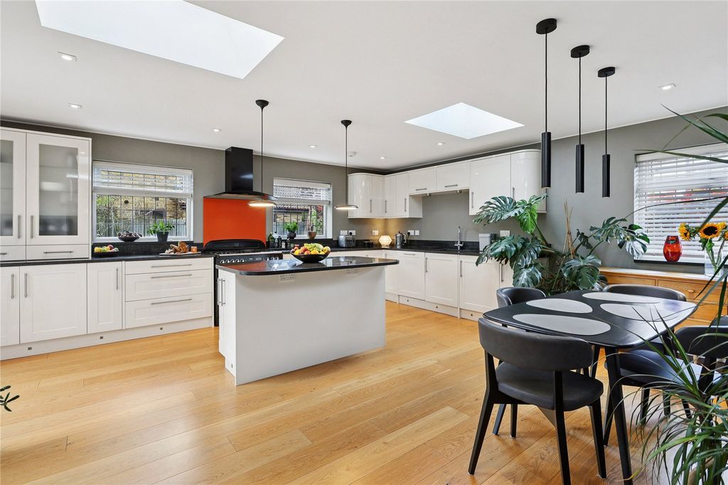 Property photo 3 of 16 Kitchen/Breakfast