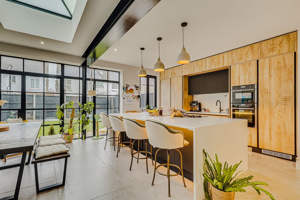 Property photo 2 of 37