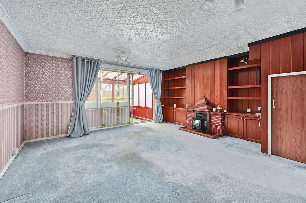 Property photo 2 of 10 5 Chestnut Close (11)