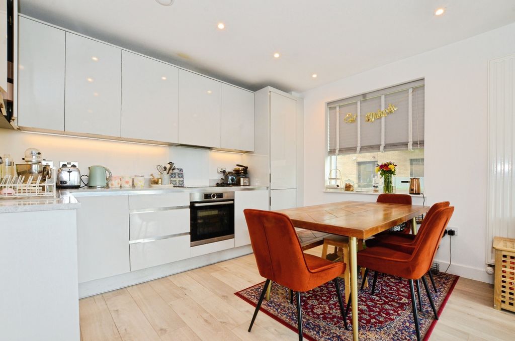 Property photo 3 of 18 Kitchen