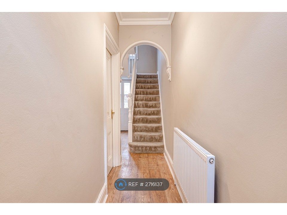 Property photo 2 of 24 Entrance Hall