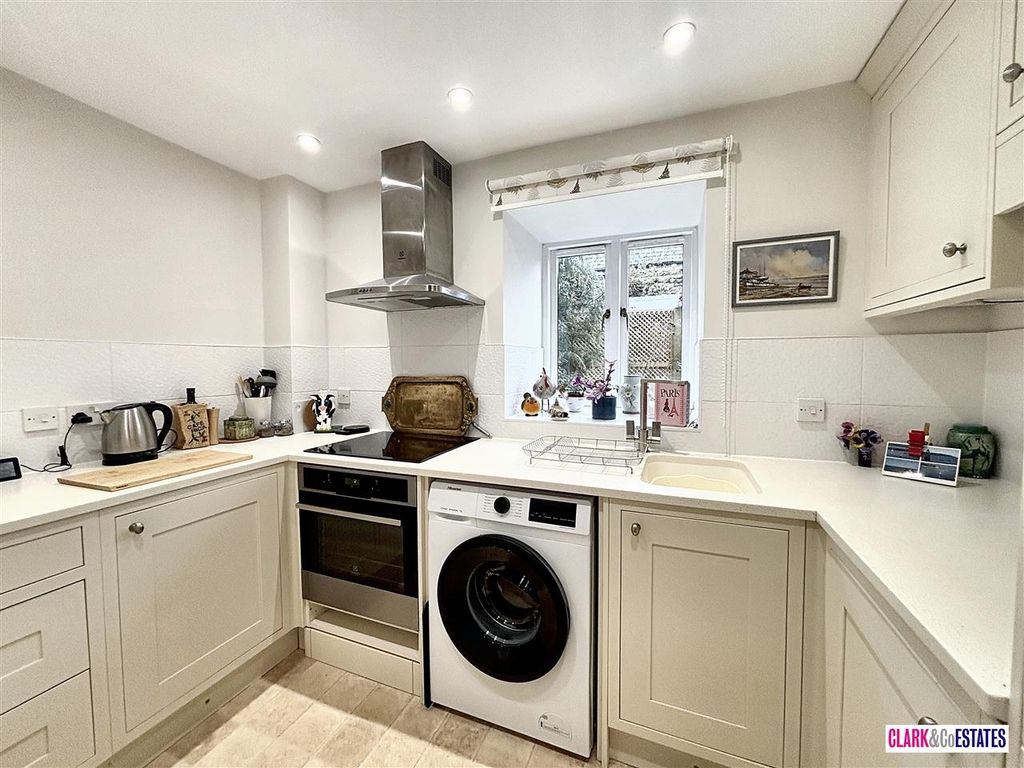 Property photo 3 of 8 Kitchen