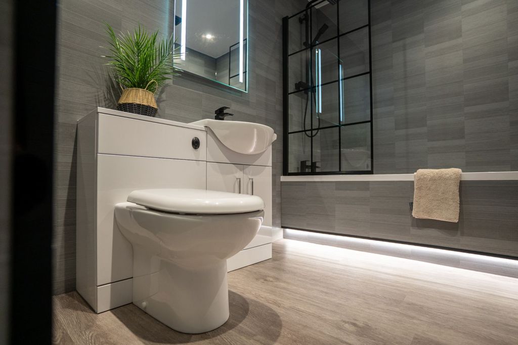 Property photo 3 of 18 Bathroom Lightning