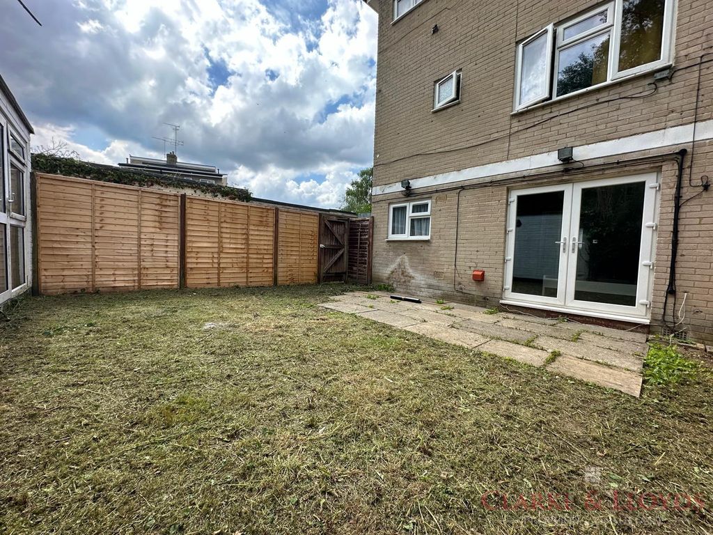 Property photo 1 of 17 Spacious 1 Bed House In Hatfield