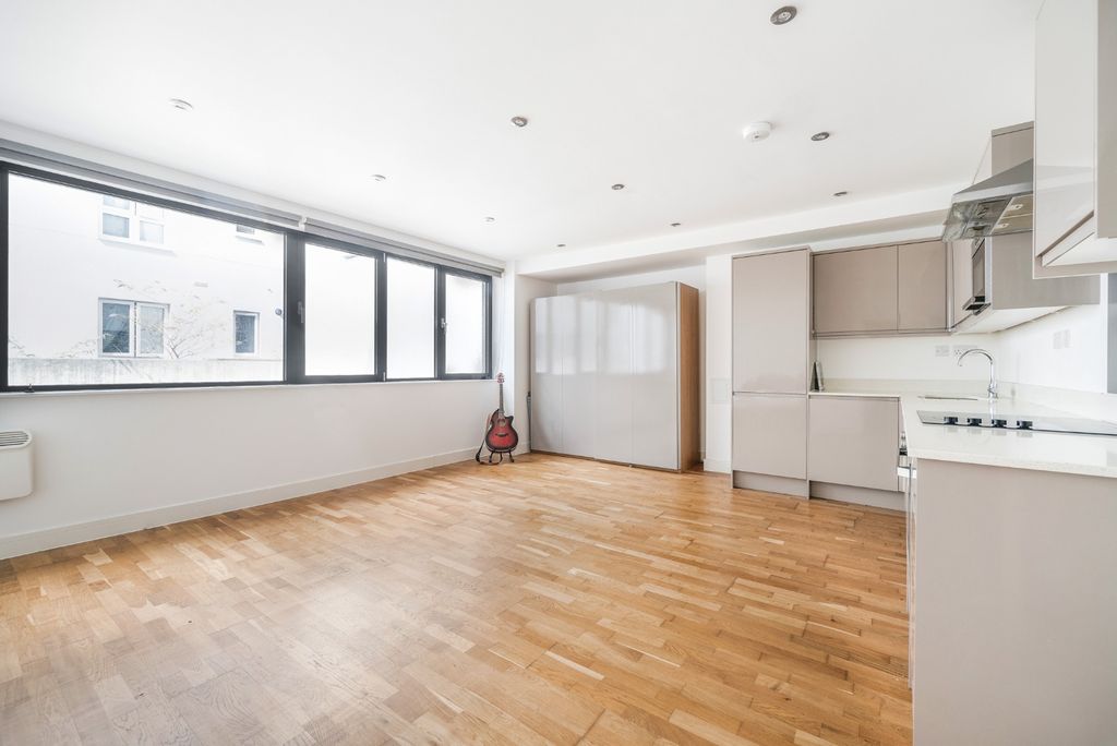 Property photo 2 of 17 4343061