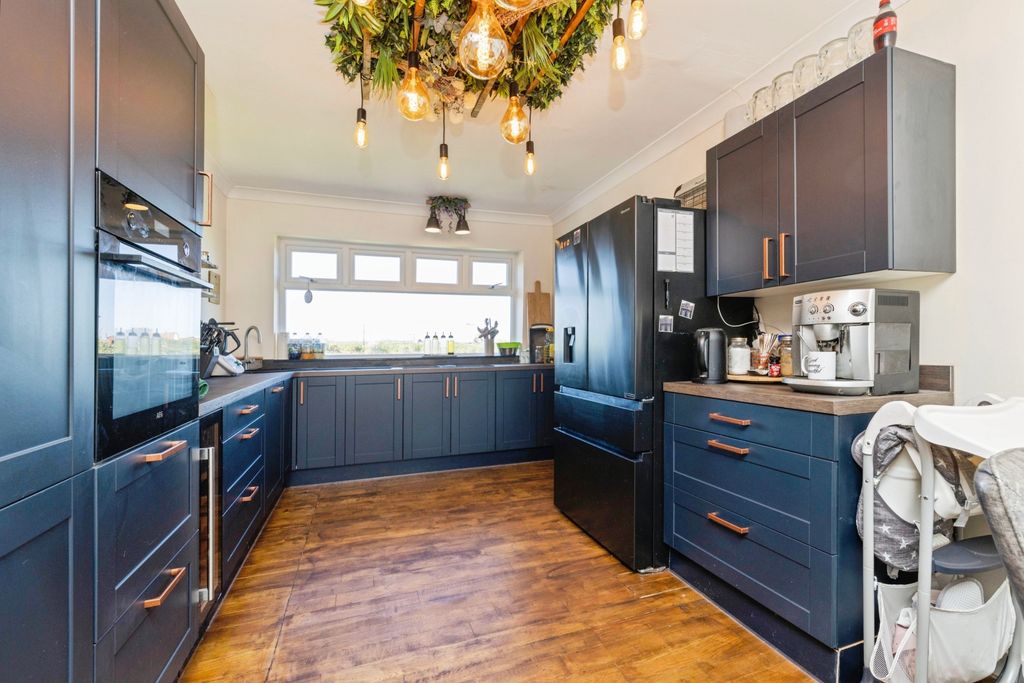 Property photo 2 of 21 Kitchen/Dining Room