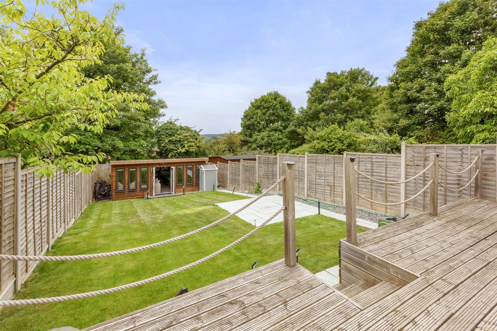 Property photo 2 of 22 26 Southfield Road, Hp13 5La-5.Jpg