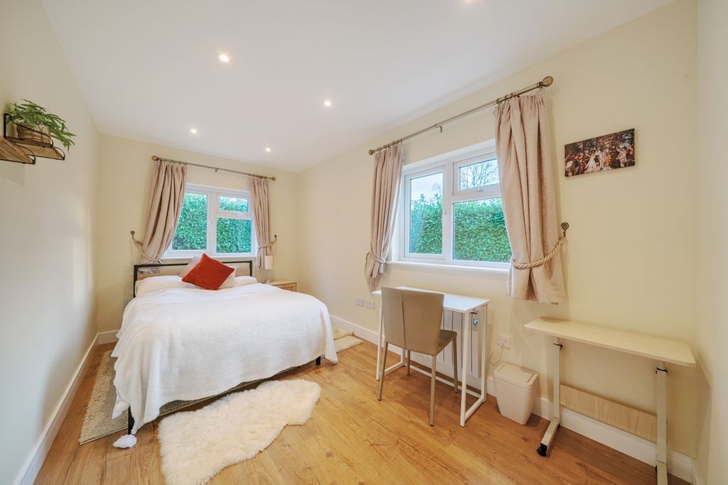 Property photo 3 of 14 1384195-7-6925E2d...